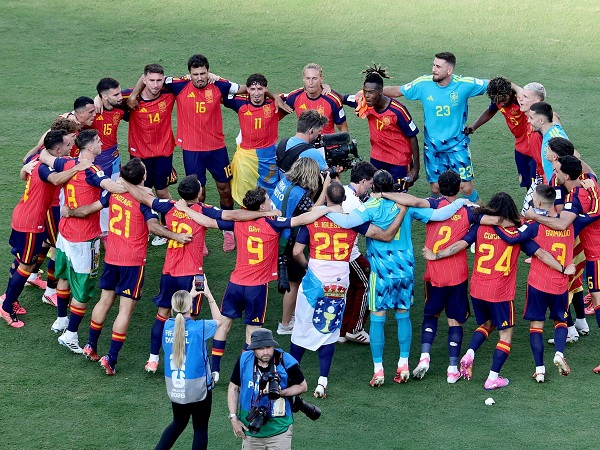 Espanja voittaa jalkapallon maailmanmestaruuden joukkuevoimalla uudella aikakaudella